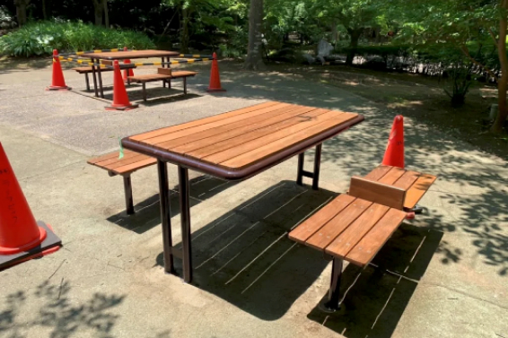 事例 01 公園に設置された木材卓とベンチ 施工後