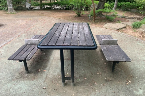 事例 01 公園に設置された木材卓とベンチ 施工前