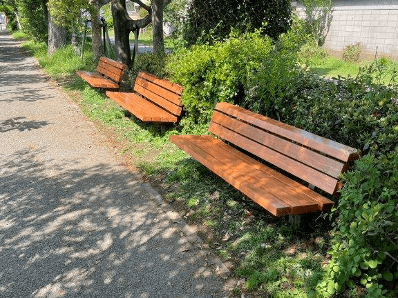 公園のウッドベンチ