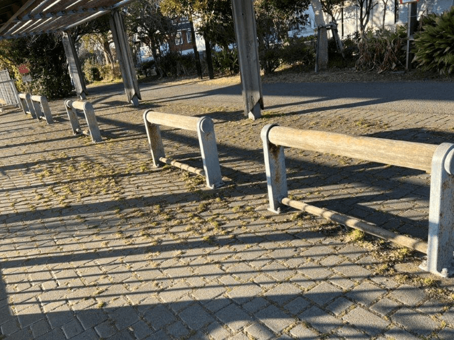 公園のウッドベンチ