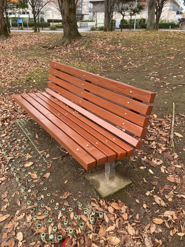 野田市みずき公園の木製ベンチ